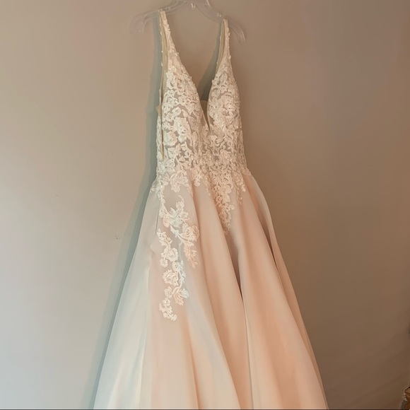 Size 10 wedding dress - Picture 1 of 9